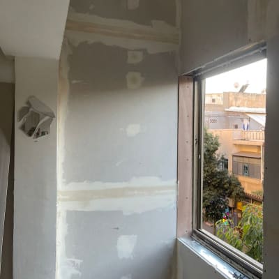 קיר גבס עם חלון פתוח ועבודת טיח