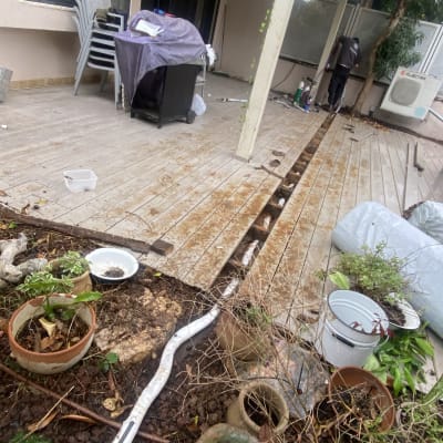 מערכת מיזוג אוויר מותקנת על קיר חיצוני במרפסת