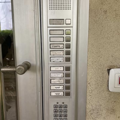 פאנל אינטרקום עם לחצנים ושמות דיירים