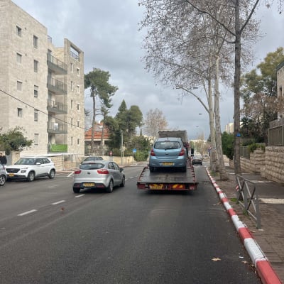 רכב על גרר ברחוב עירוני