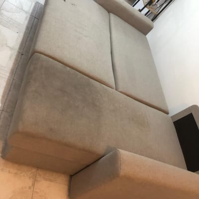 ספה אפורה עם כתמים על הרצפה