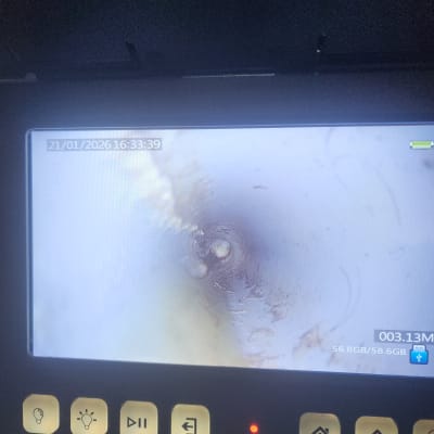 מסך מצלמה המציג תמונה פנימית של צינור