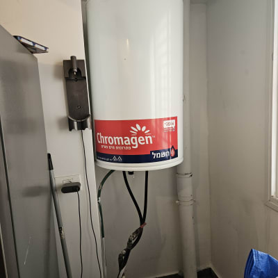 דוד שמש כרומגן מותקן על קיר עם צינורות חשמל