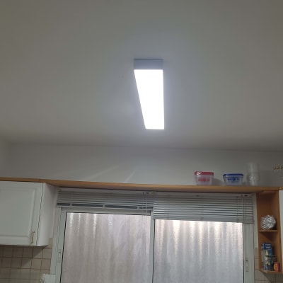 מנורת תקרה מלבנית דולקת במטבח