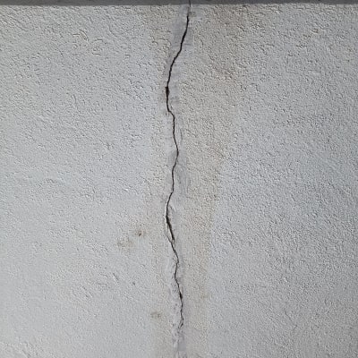 קיר עם סדק ותיקון איטום חלקי