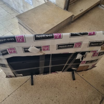 טלוויזיה ארוזה בניילון עם סרטי הדבקה