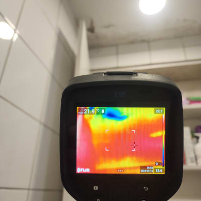 מצלמה תרמית מציגה אזור חם על קיר