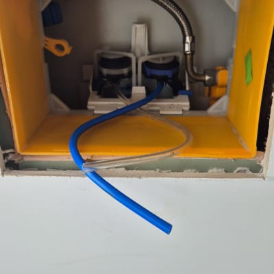 תמונה של צנרת בתוך קיר עם צינור כחול