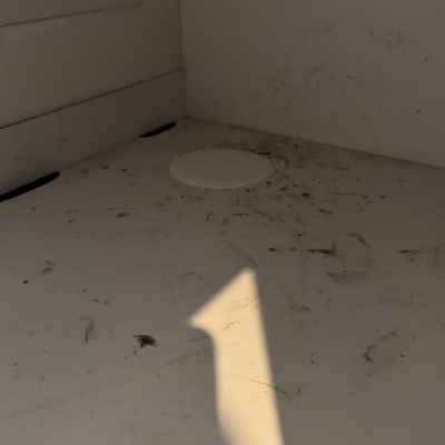 ארון ריק עם לכלוך על המדף התחתון