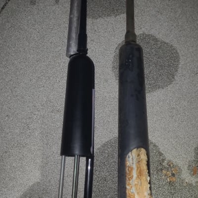 שני גופי חימום לדוד שמש, אחד חדש ואחד ישן עם חלודה