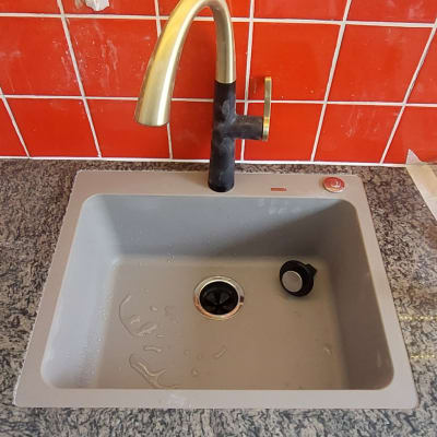 שיש אפור עם כיור וברז מוזהב