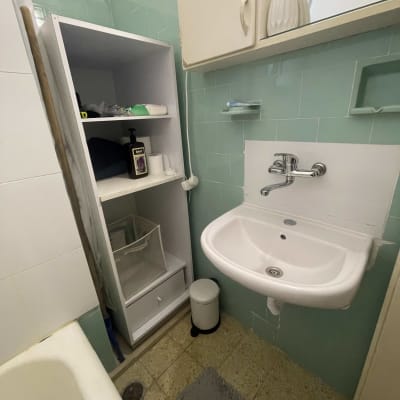 כיור עם ברז בחדר אמבטיה ירוק