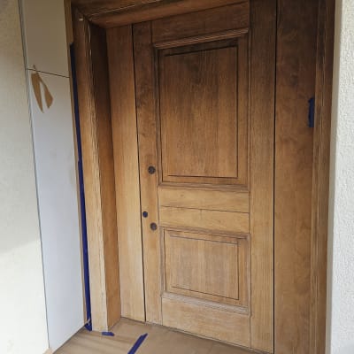 דלת עץ עם מסגרת, קירות צבועים, קרטון על הרצפה