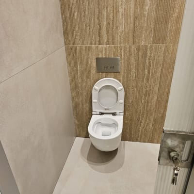 שירותים נקיים עם קיר אריחים חום