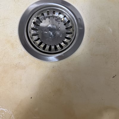 כיור עם מסנן נירוסטה במרכז