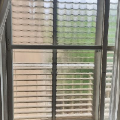 חלון זכוכית עם דוגמת פסים גליים