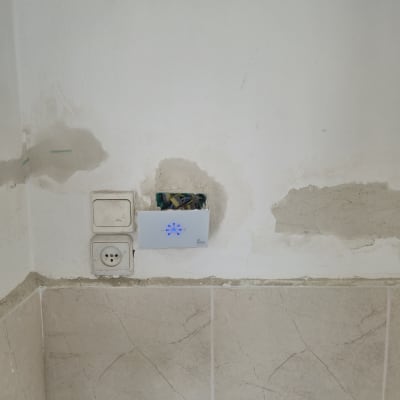 שקעי חשמל ותיקון קיר עם טיח