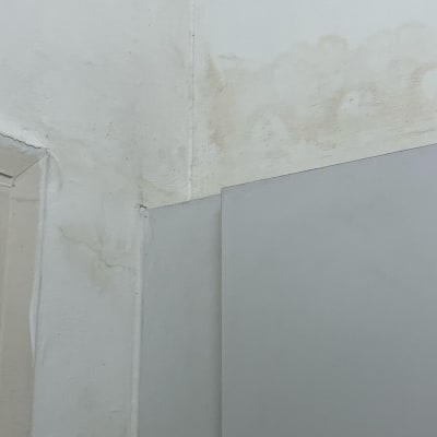 קיר צבוע עם סימני רטיבות ותיקון צבע