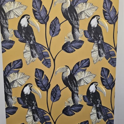 טפט עם איורים של טוקנים ועלים על רקע צהוב