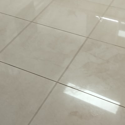 רצפה נקייה ומבריקה עם אריחים בהירים