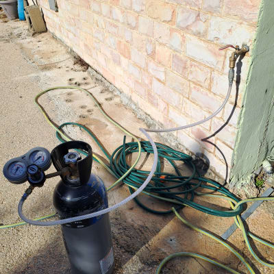 ציוד איתור נזילות מים מחובר לברז חיצוני