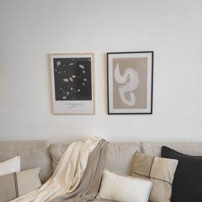 ספה עם כריות ושמיכה, תמונות על הקיר