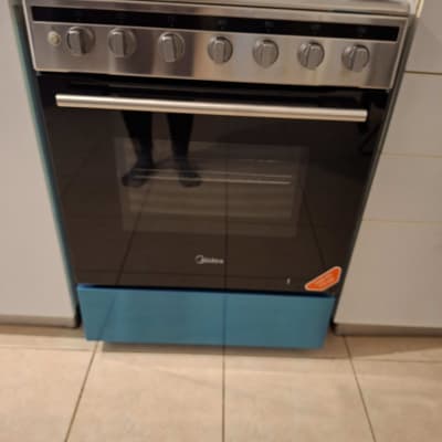 תנור גז עם כפתורים ומבערים