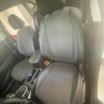 מושבי רכב אפורים נקיים ומסודרים