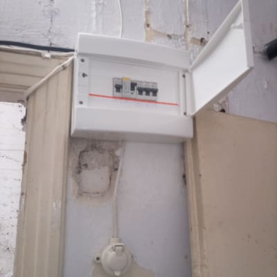 לוח חשמל פתוח עם מפסקים חשמליים על קיר