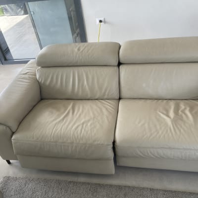 ספה בהירה עם כתמים קלים על המושב