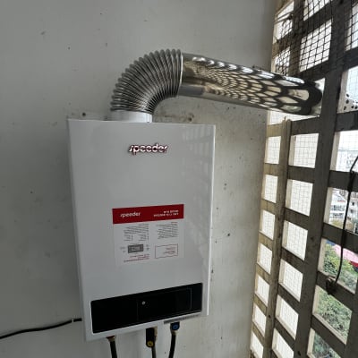 דוד גז מותקן עם צינור פליטה