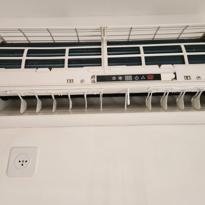 מזגן פתוח עם שלט תצוגה