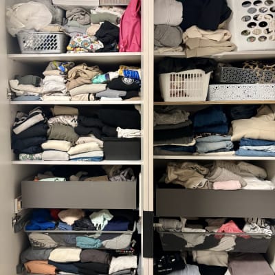 ארון בגדים מאורגן עם בגדים מקופלים וסלים