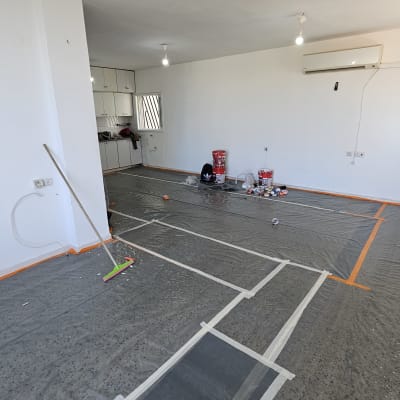 יריעות פלסטיק על הרצפה, דליי צבע וכלי עבודה