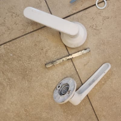 ידיות דלת וכלי עבודה על רצפה