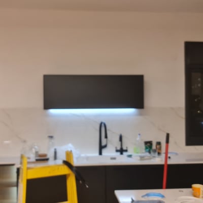 מטבח עם סולם צהוב וכלים חשמליים על השיש