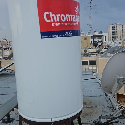 דוד שמש על גג עם רקע עירוני