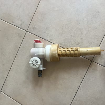 חלק פלסטיק של מערכת אינסטלציה על רצפה