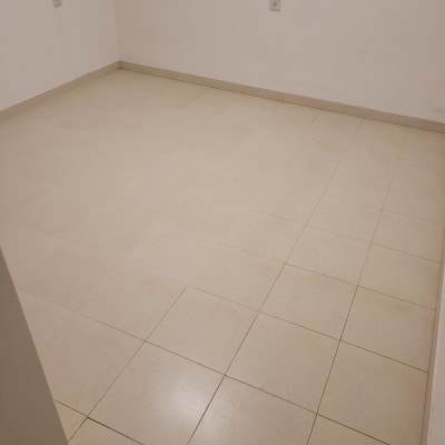 חדר עם רצפת אריחים בהירה לאחר שיפוץ