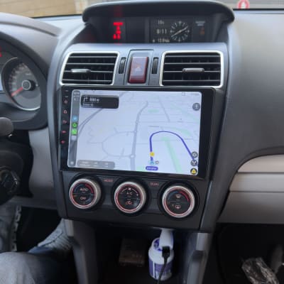 מערכת ניווט ברכב עם מסך מגע ותצוגת מפה