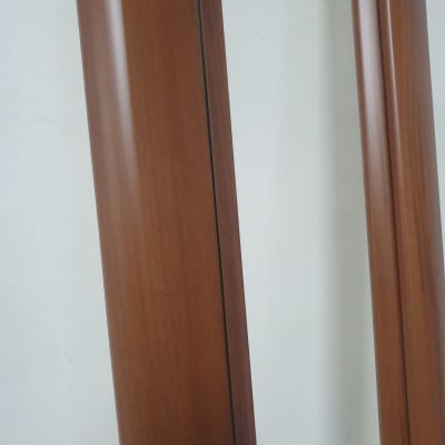 מסגרת דלת עץ חומה על רקע קיר לבן