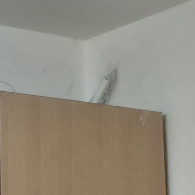 תמונה של ארון עם חוטי חשמל חשופים