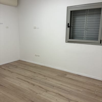 רצפה נקייה וחלון בחדר ריק