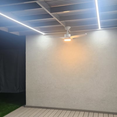 מאוורר תקרה ותאורת לד מותקנים בתקרה