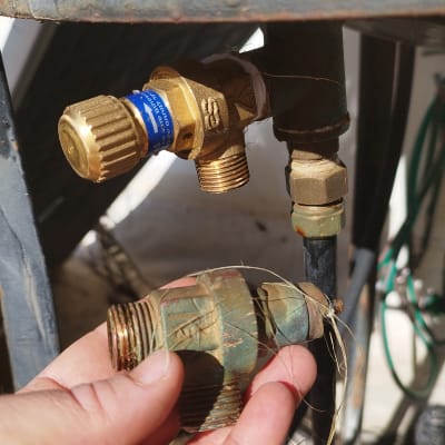 חיבורי צנרת מתכתיים עם ברזים ומחברים