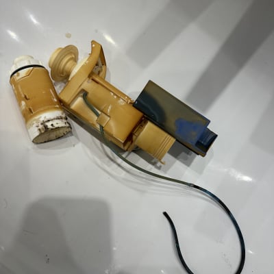 חלקי פלסטיק וכלי עבודה הקשורים לאינסטלציה