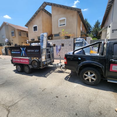 נגרר עם ציוד הובלה ליד בית מגורים