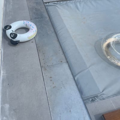 כיסוי בריכה אפור עם רצפת אריחים אפורה