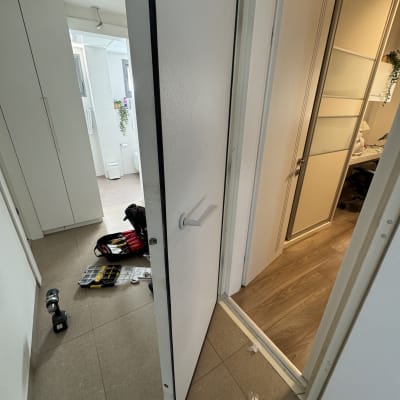 כלי עבודה של מנעולן על הרצפה ליד דלת פתוחה