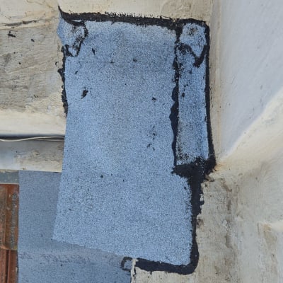 איטום פינה עם יריעות ביטומניות על גג